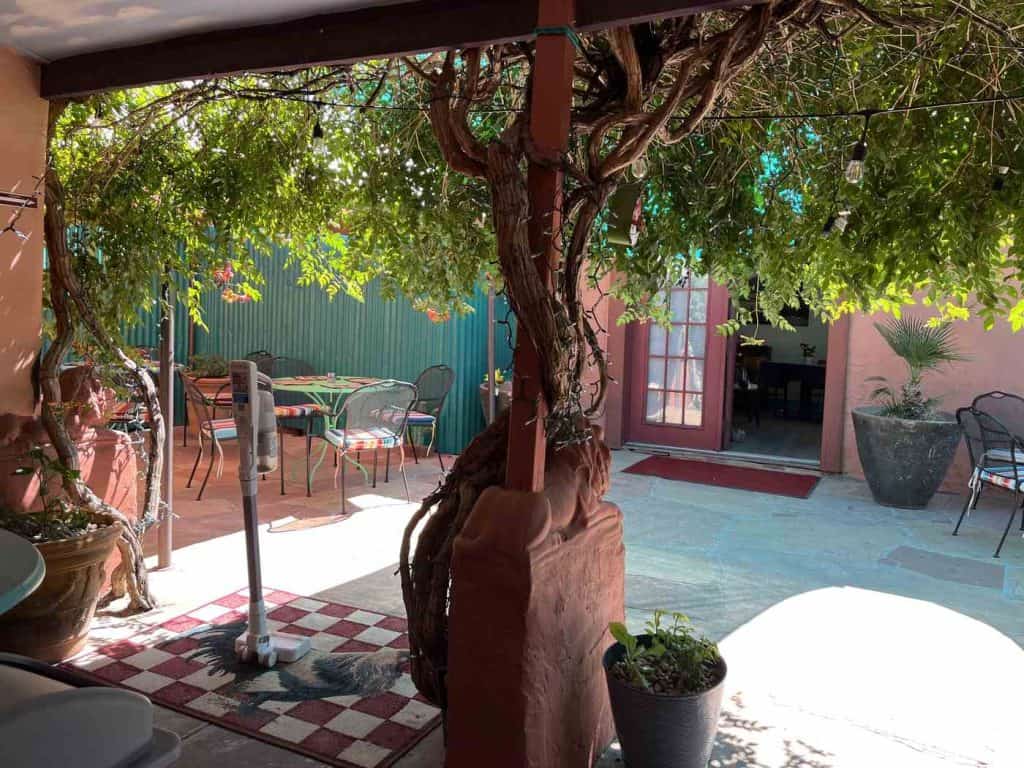 pablos health food juice bar outdoor seating