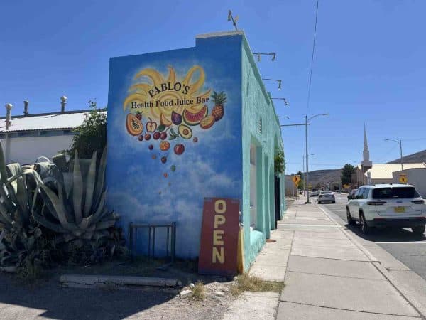 pablos health food juice bar storefront