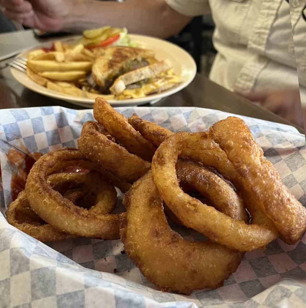 arrey cafe onion rings patty melt straightened