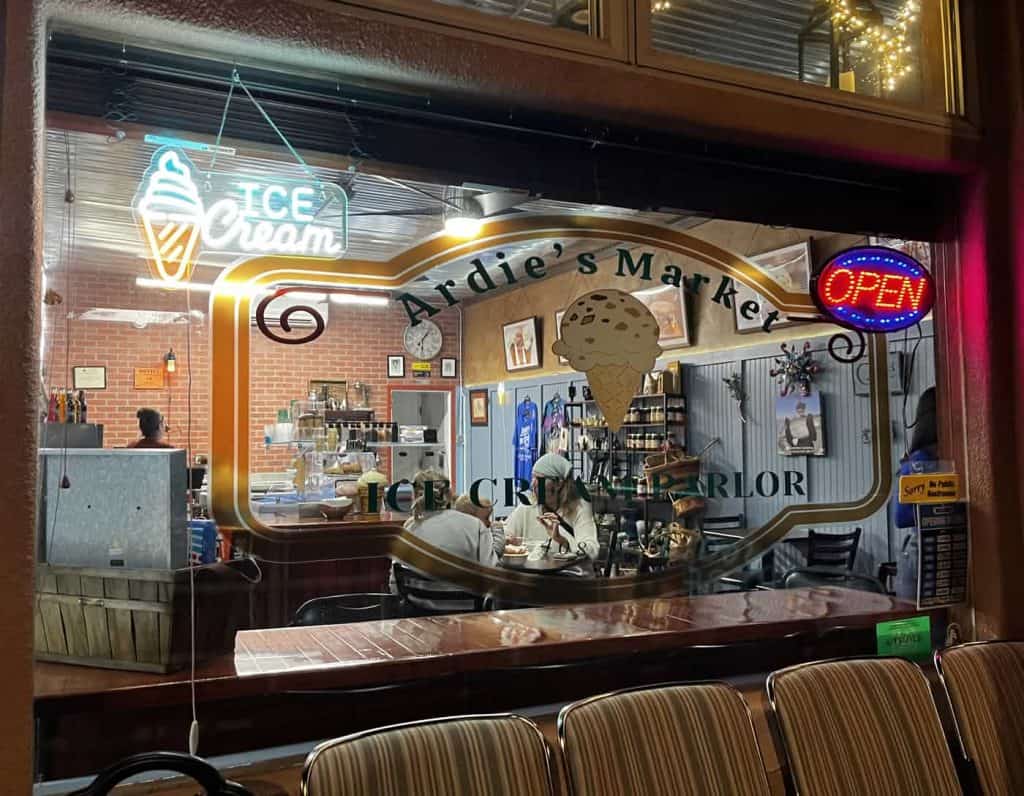 ardies ice cream torc main street at night